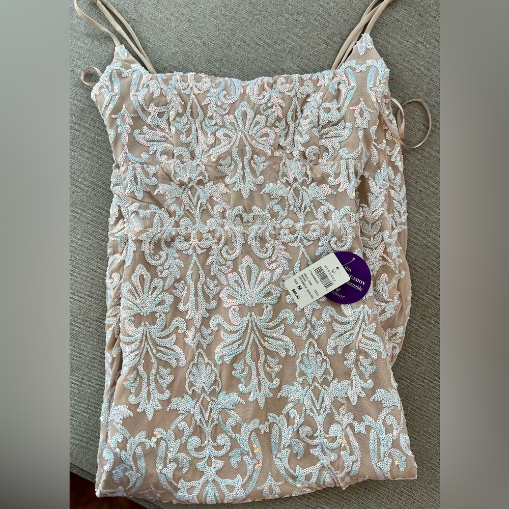 ✨BRAND NEW W/ TAGS WINDSOR MID LENGTH TAN/WHITE SPARKLE DRESS SIZE M✨